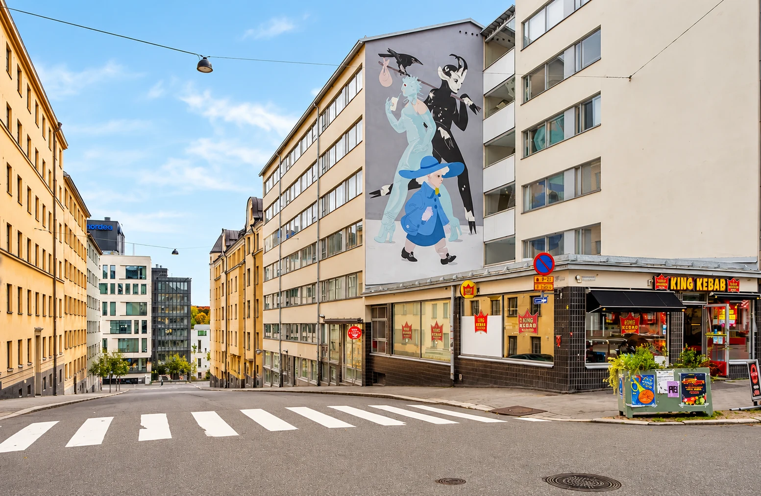 Kallion katunäkymä ja rakennuksen näyttävä seinämaalaus