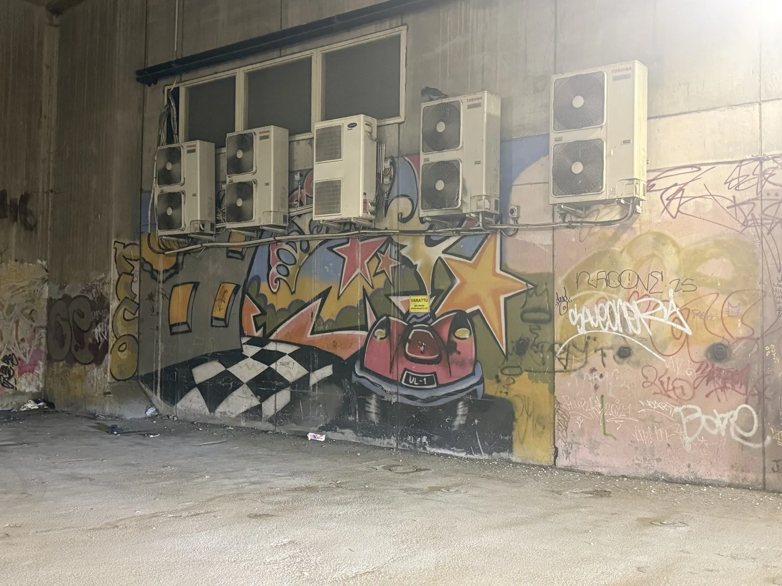 Värikäs graffiti Pasilan varastotiloissa