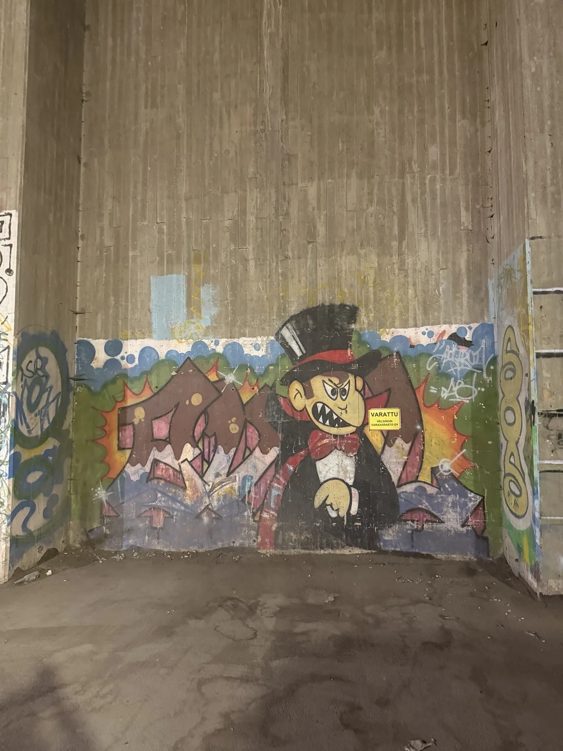 Hahmoa esittävä graffiti Pasilan varastotiloissa